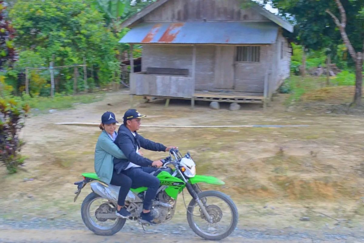 Bupati Morut dan istri naik sepeda motor kunjungi Desa Salubiro saksikan pernikahan massal