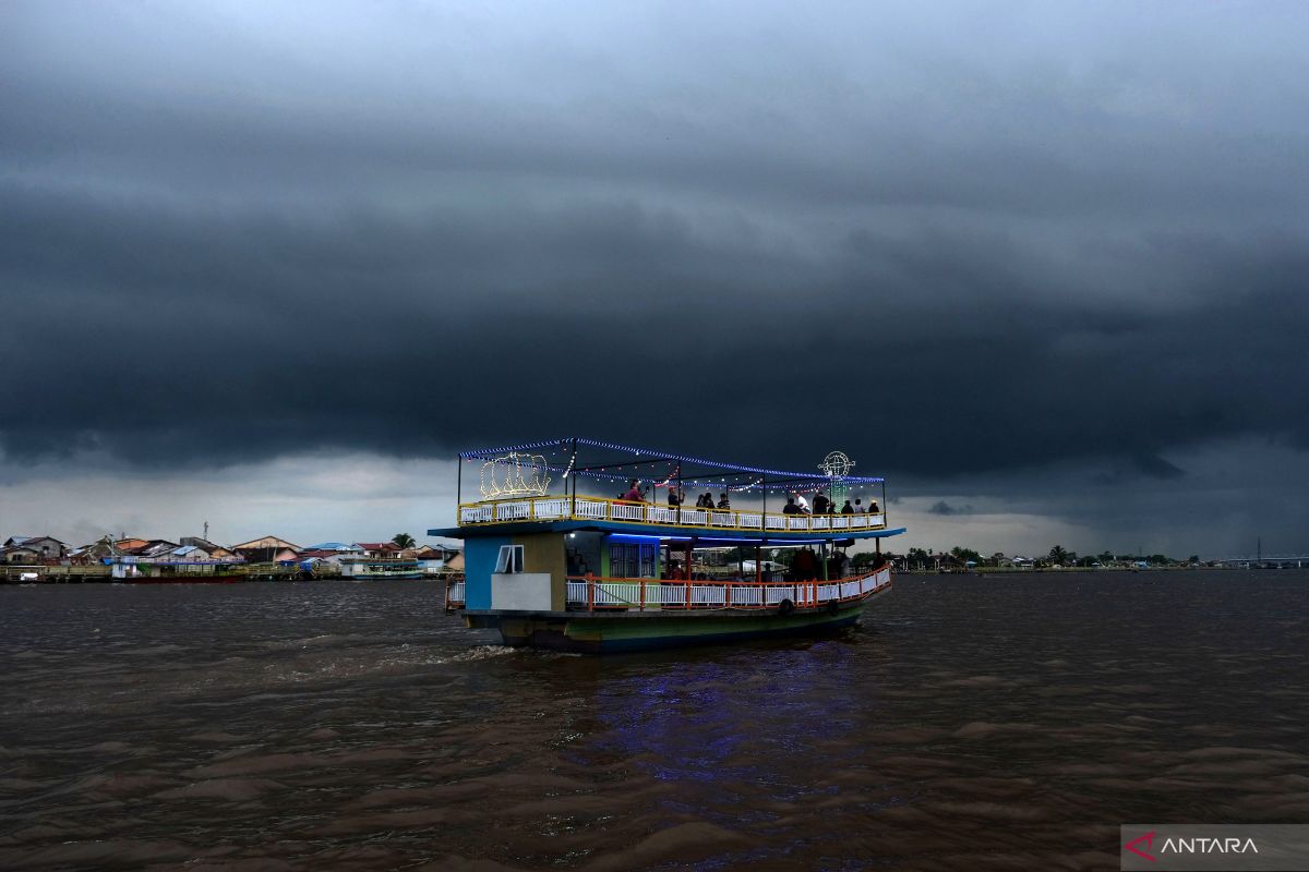 Hujan lebat disertai petir  berpeluang mengguyur sebagian besar wilayah Indonesia