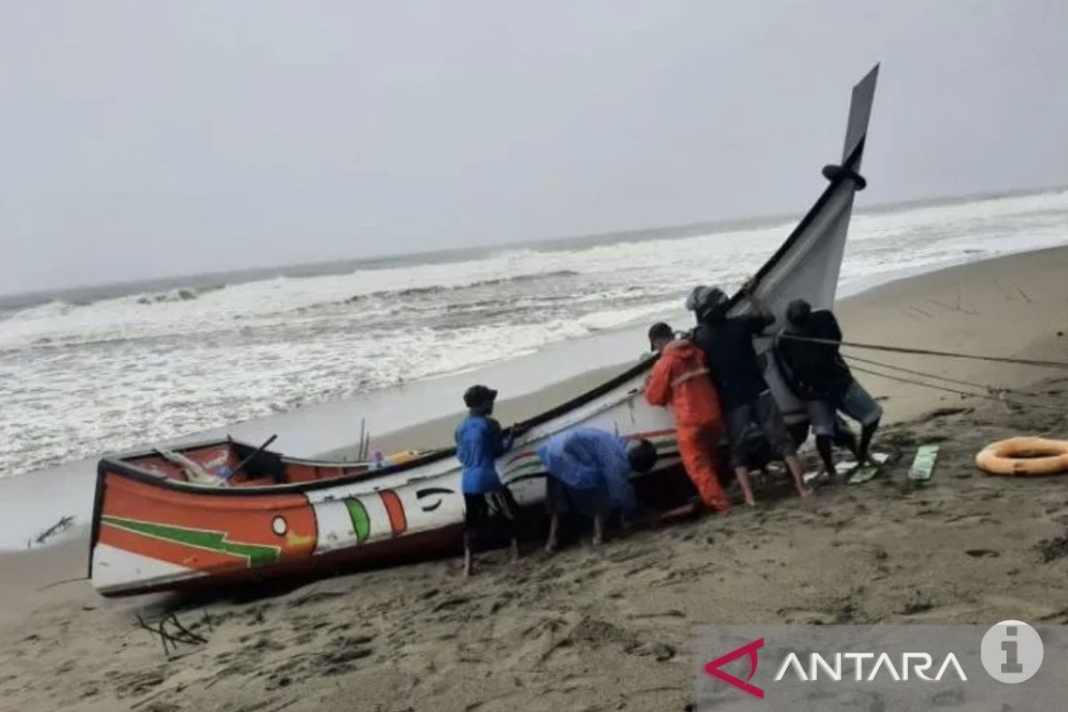 Kapal nelayan asal Aceh Barat terbalik di Nagan Raya