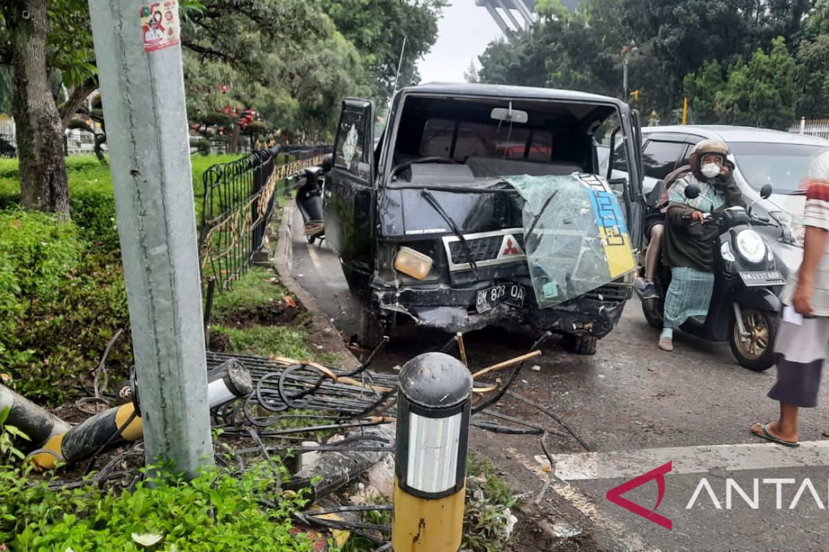 Mobil pengangkut ayam tabrak tiang lampu merah di Pekanbaru, ayam tewas berhamburan