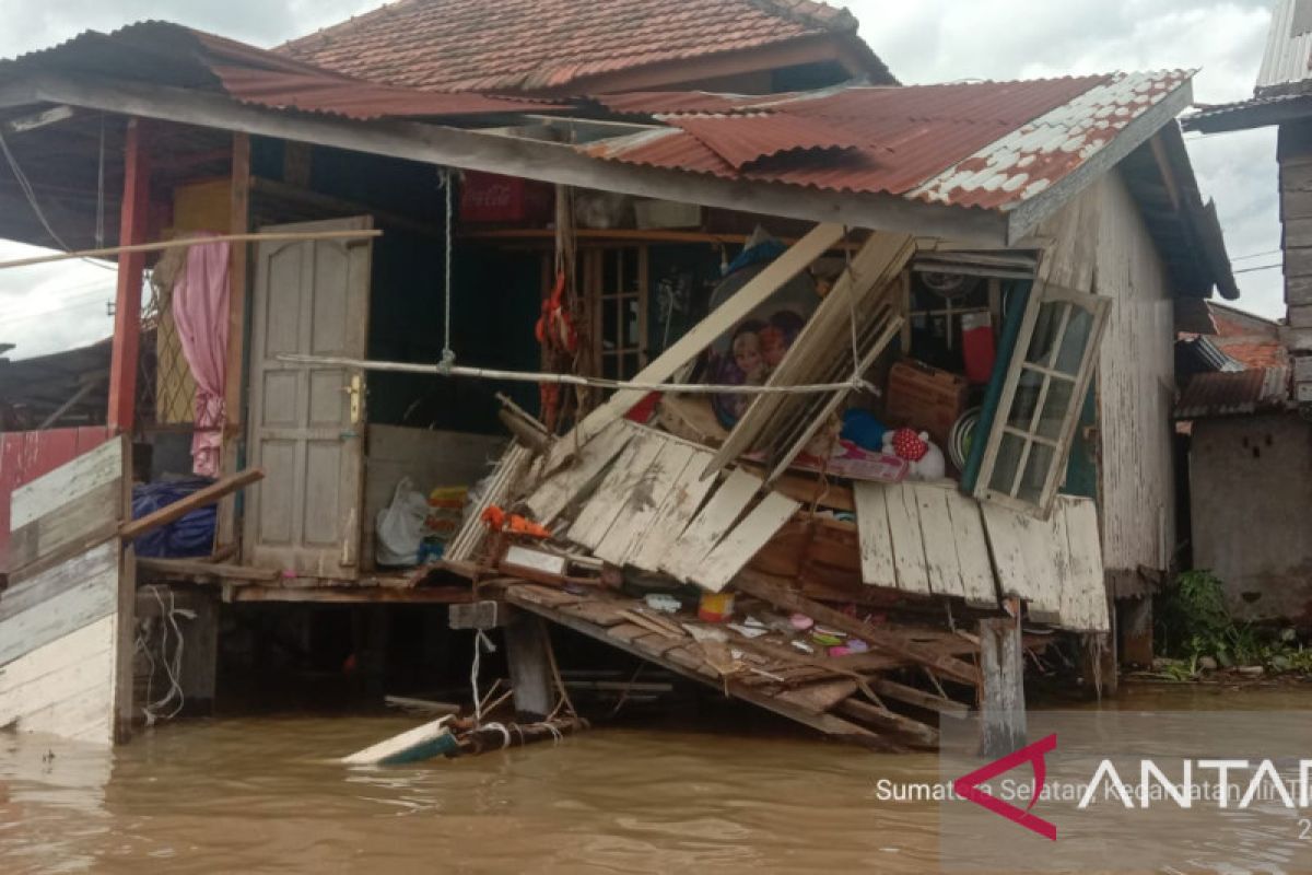 Polairud: Tidak ada korban jiwa rumah ditabrak tongkang di Sungai Musi