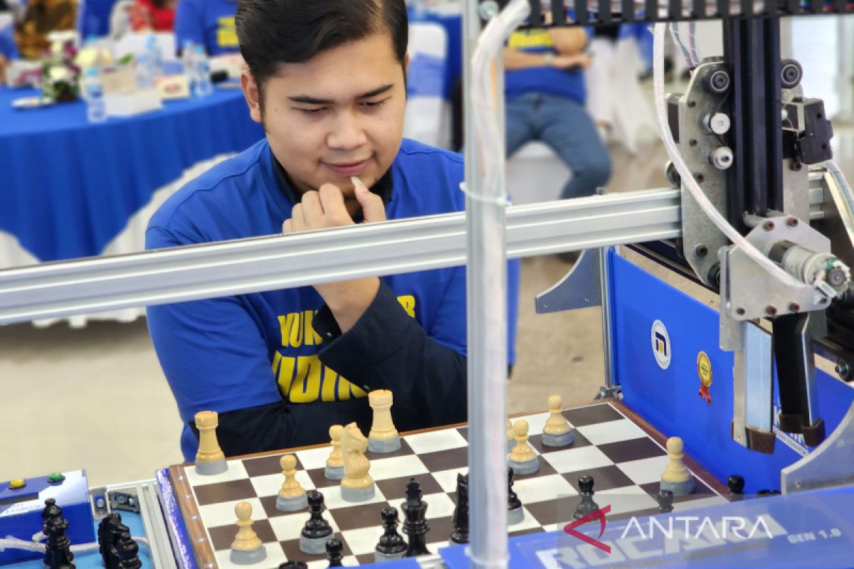 Robot catur Udinus Semarang kalahkan Grand Master Novendra