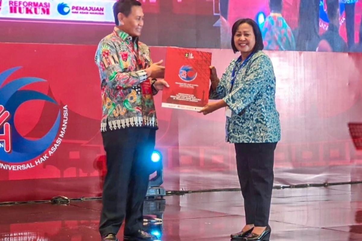 DPMPTSP-Disdukcapil Ambon raih penghargaan pelayanan berbasis HAM
