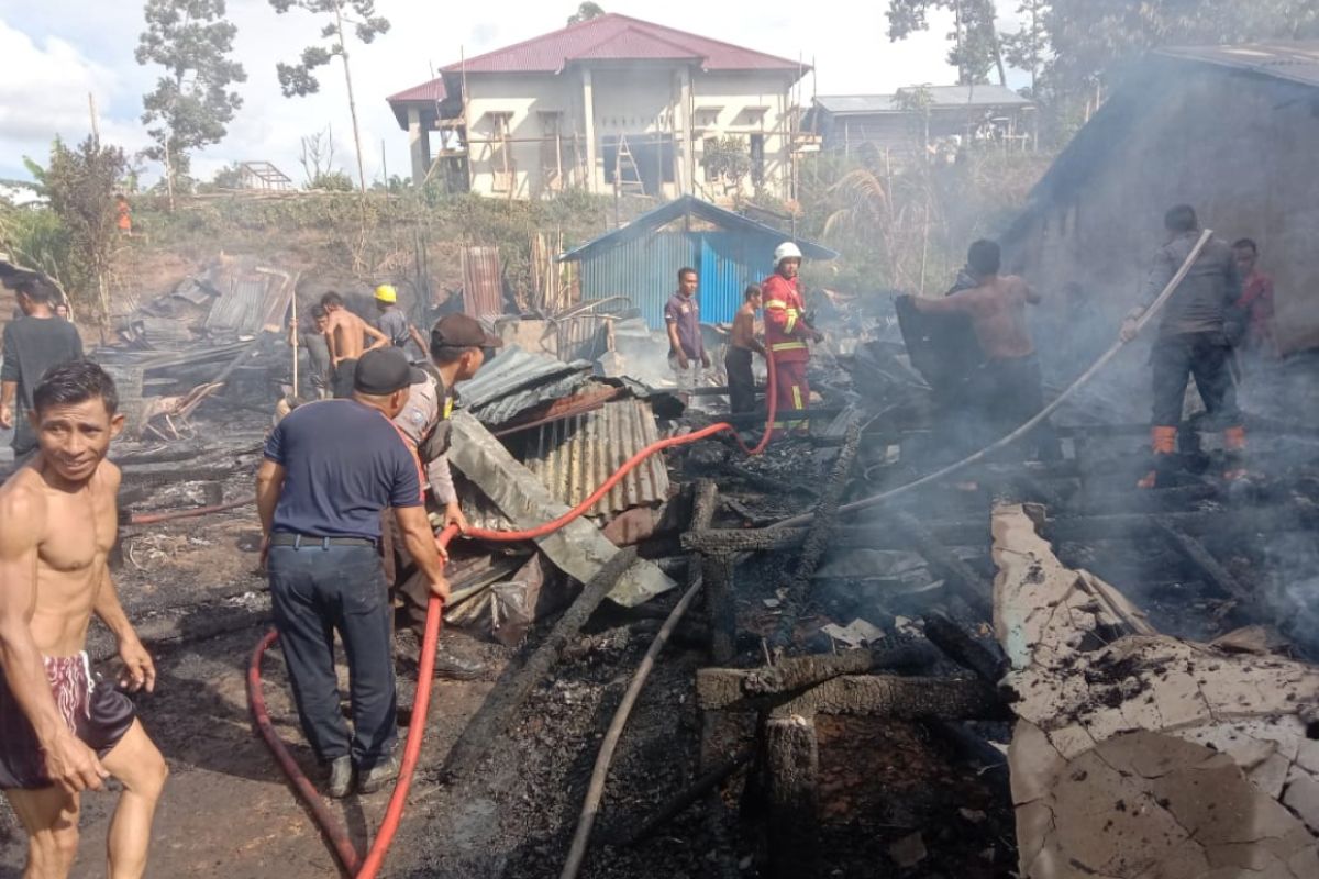 Kebakaran di Nanga Gonis Sekadau Kalbar hanguskan lima rumah