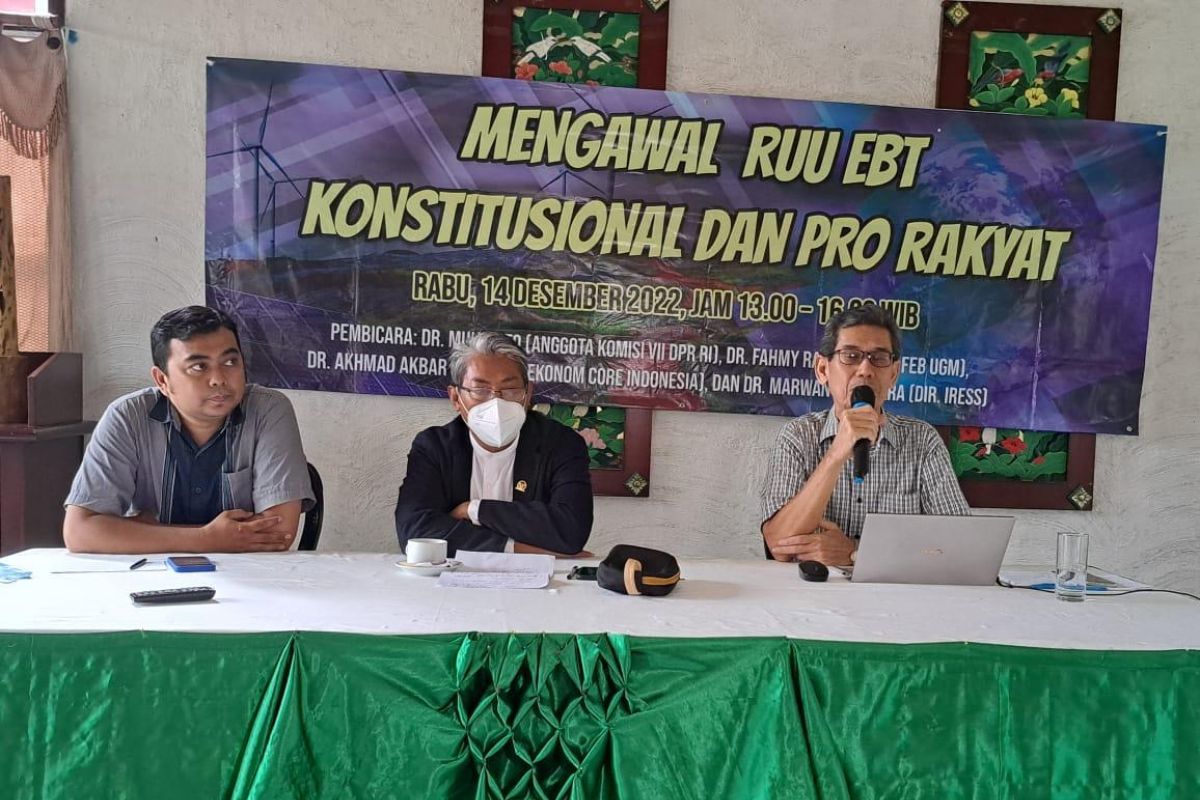 Ekonom sebut pemaksaan power wheeling salahi konstitusi