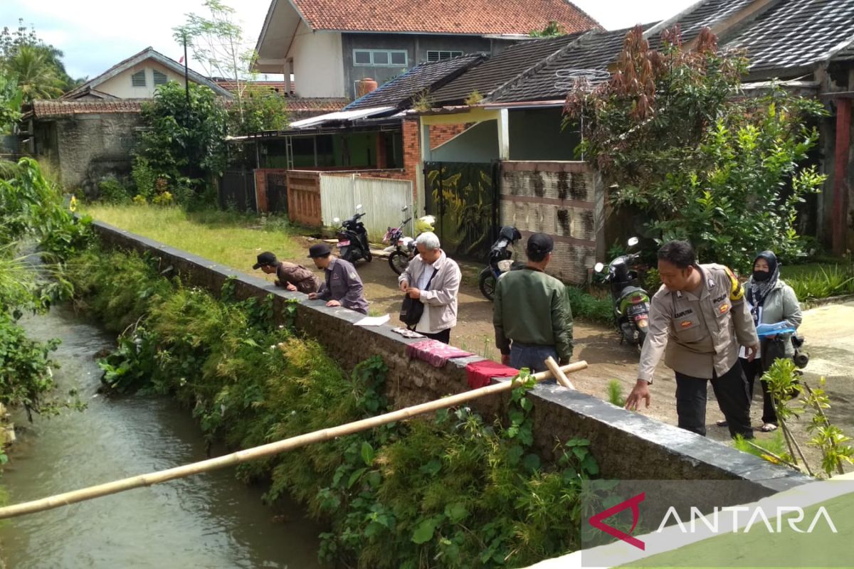 Petugas gabungan periksa TPT Sungai Cigunung antisipasi terjadinya bencana banjir