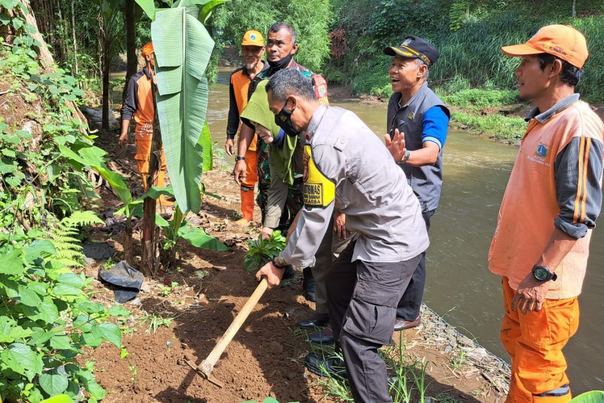 Polisi bantu warga tanam bibit pohon alpukat Cipedak di Jaksel