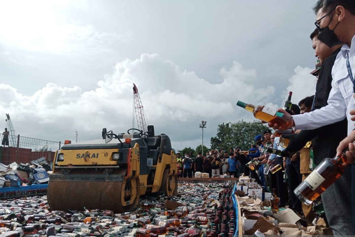 Bea Cukai Tanjung Pandan musnahkan ribuan botol minuman keras ilegal