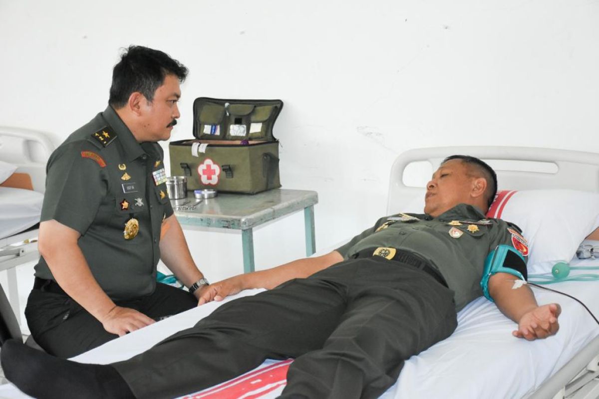 Pangdam Pattimura donorkan darah di Hari Juang TNI-AD