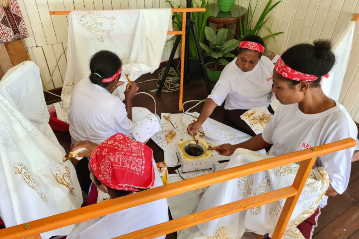 Ministry trains Papuans in making batik, sewing