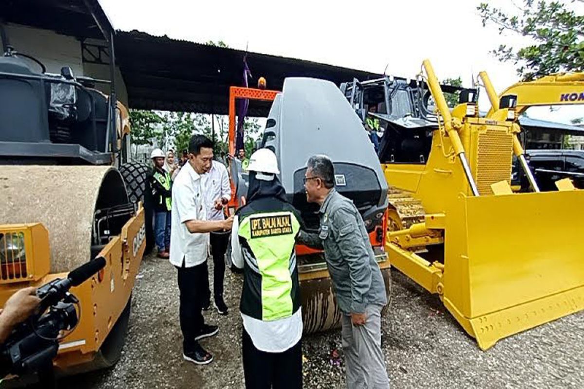 Pemkab Barito Utara  beli 12 unit alat berat