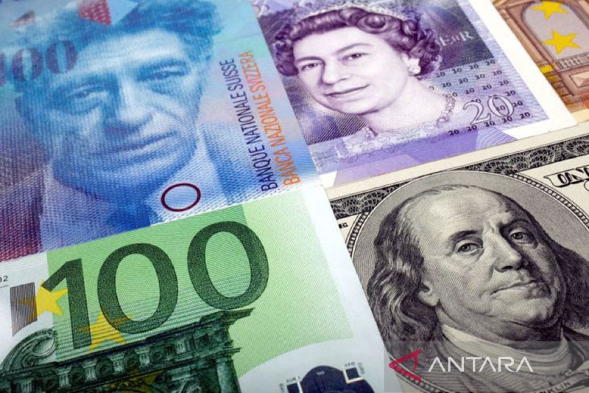 Dolar menguat, euro merosot setelah ECB perlambat kenaikan suku bunga
