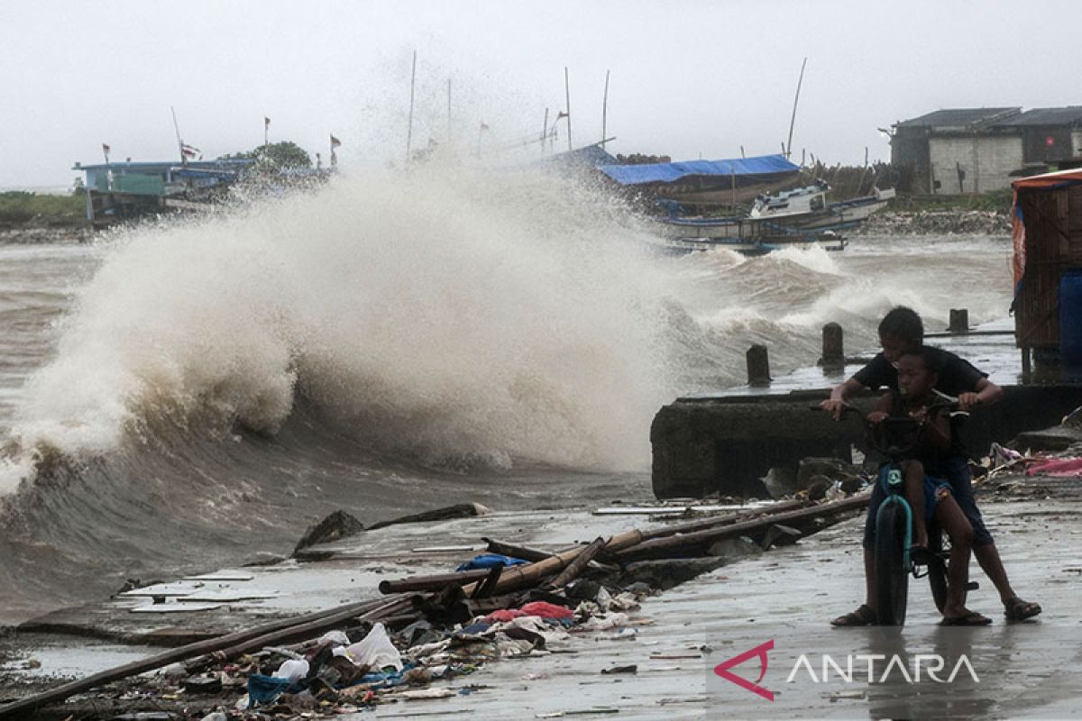 BMKG : Waspadai gelombang tinggi dan banjir pesisir di Kepulauan Talaud Sulut