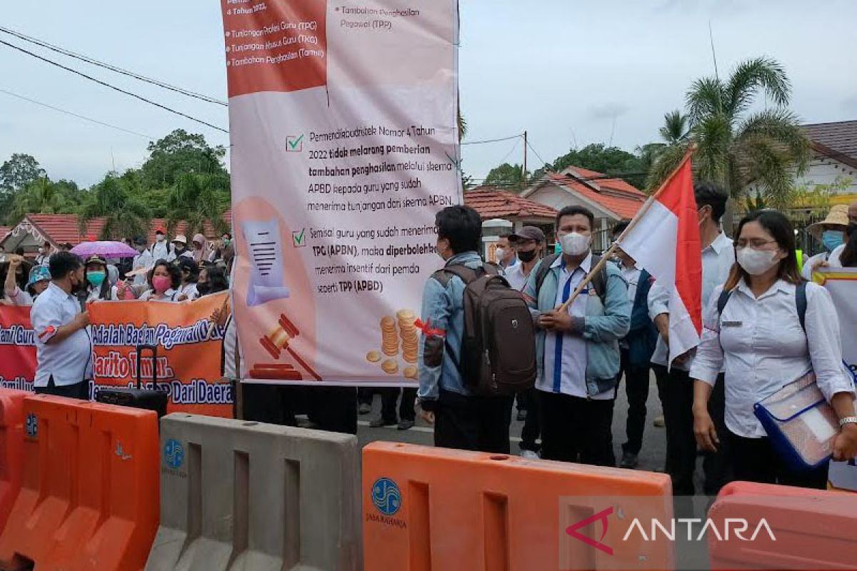 Ratusan guru di Barito Timur demonstrasi menuntut  pengembalian TPP
