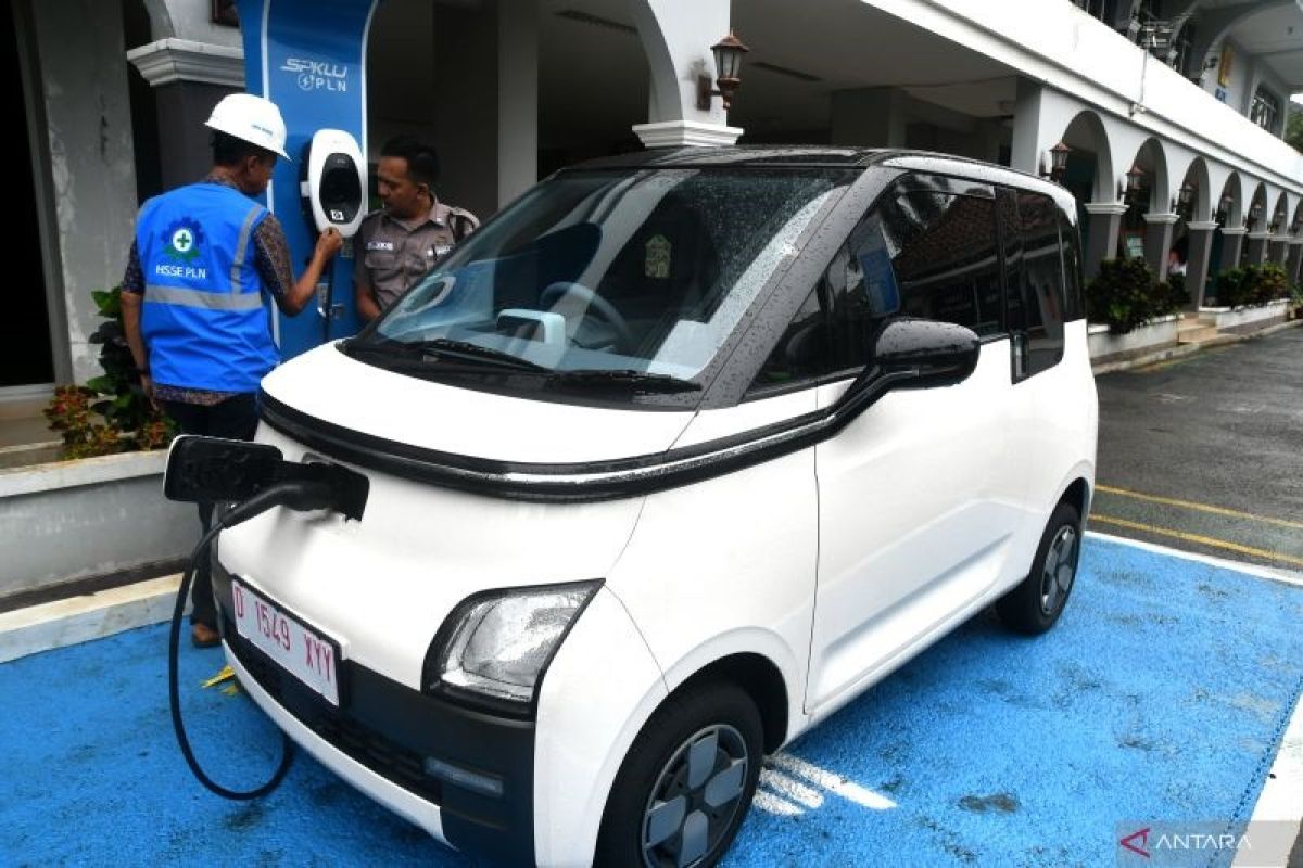 Deretan mobil listrik meluncur di Indonesia 2022
