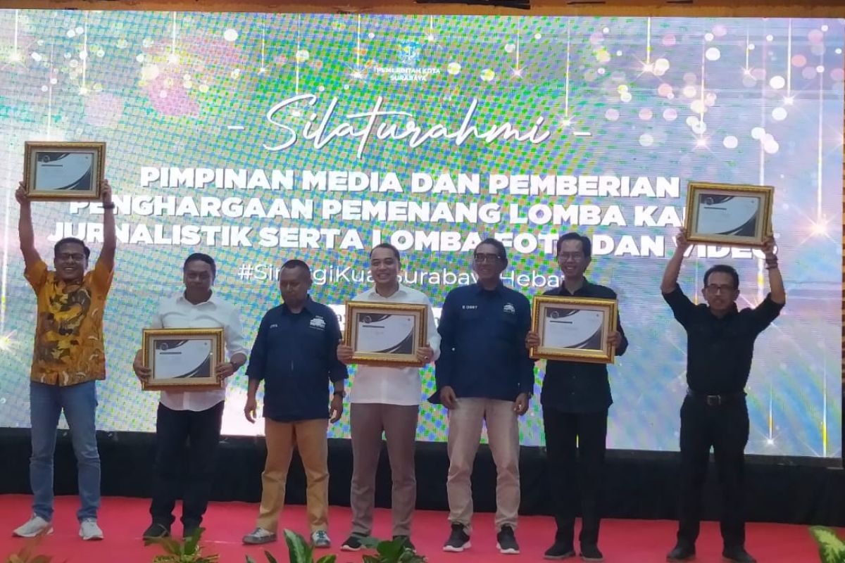 Pimpinan dan anggota DPRD Surabaya raih penghargaan tokoh terbaik