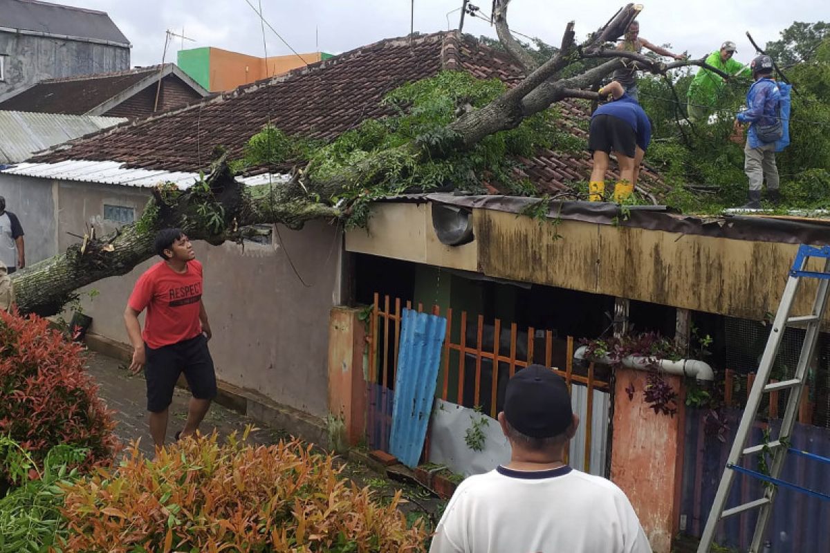 Sejumlah rumah di Malang rusak akibat hujan disertai angin kencang