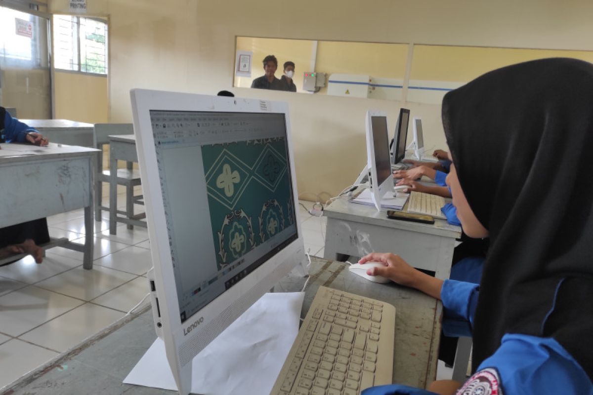 SMK di Padang produksi seragam batik untuk sekolah
