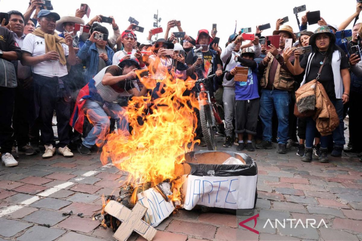 Peru perpanjang keadaan darurat di kota-kota yang dilanda protes