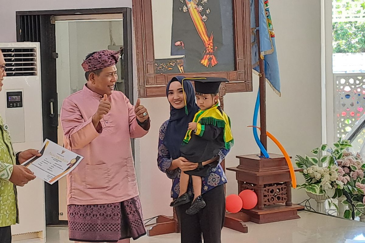 Pemda Kayong Utara mengadakan kegiatan inovatif wisuda imunisasi anak