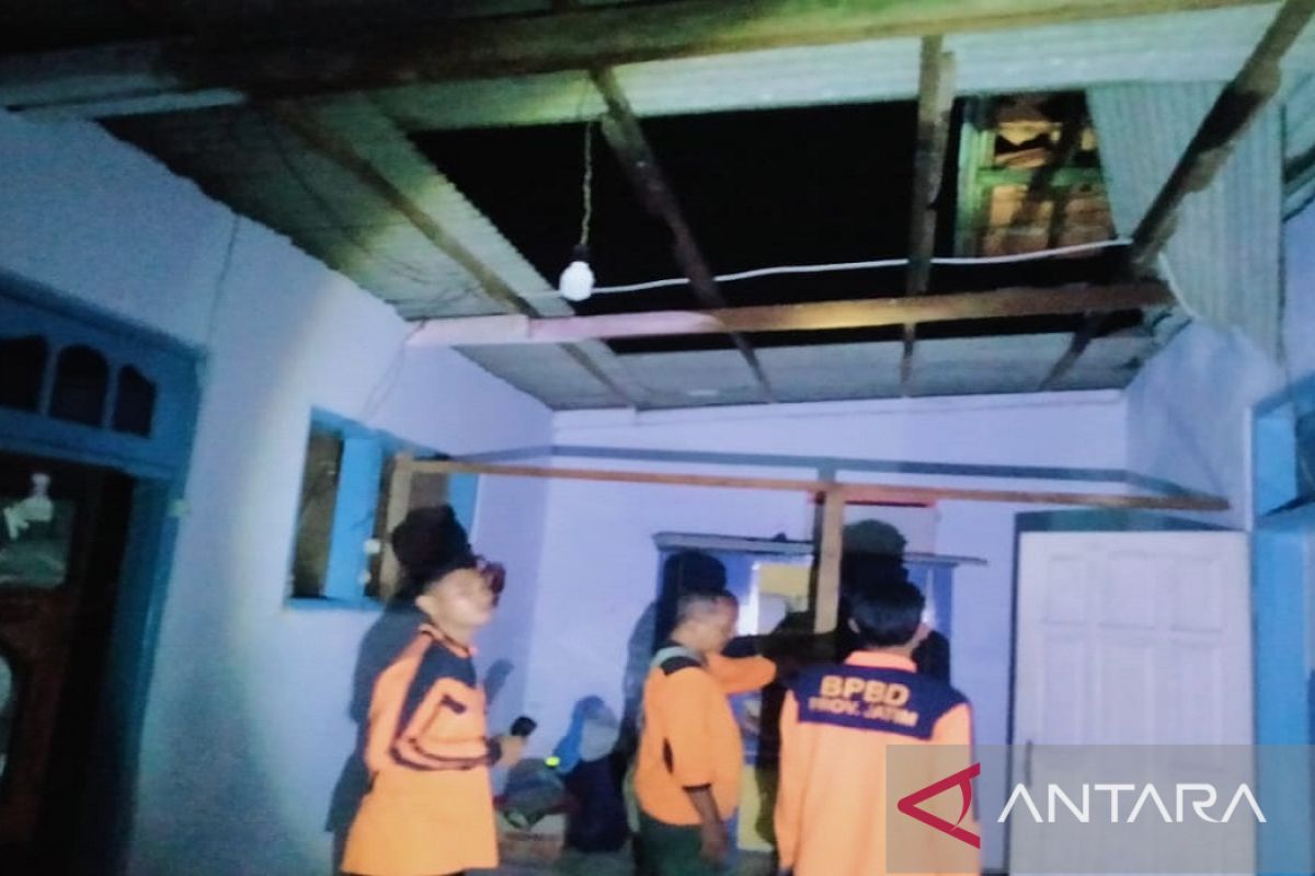 Sebelas bangunan di Pamekasan rusak akibat angin kencang