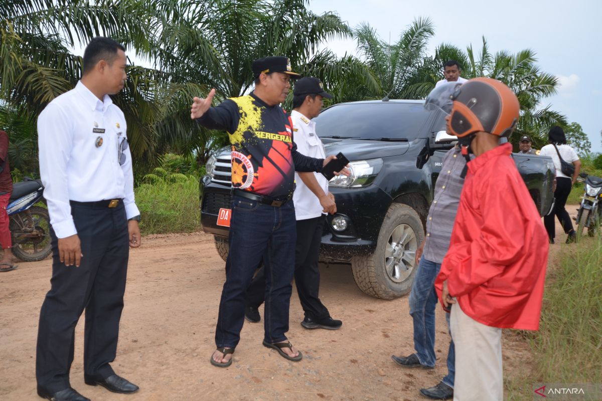 Penjabat Bupati Batola ajak DPU Kalsel tinjau jalan poros Kecamatan Barambai