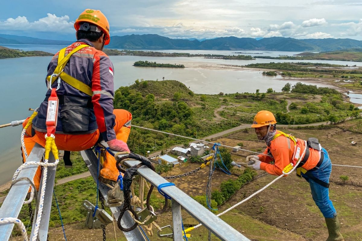 PLN membangun tower darurat jaga keandalan listrik di Pulau Sumbawa