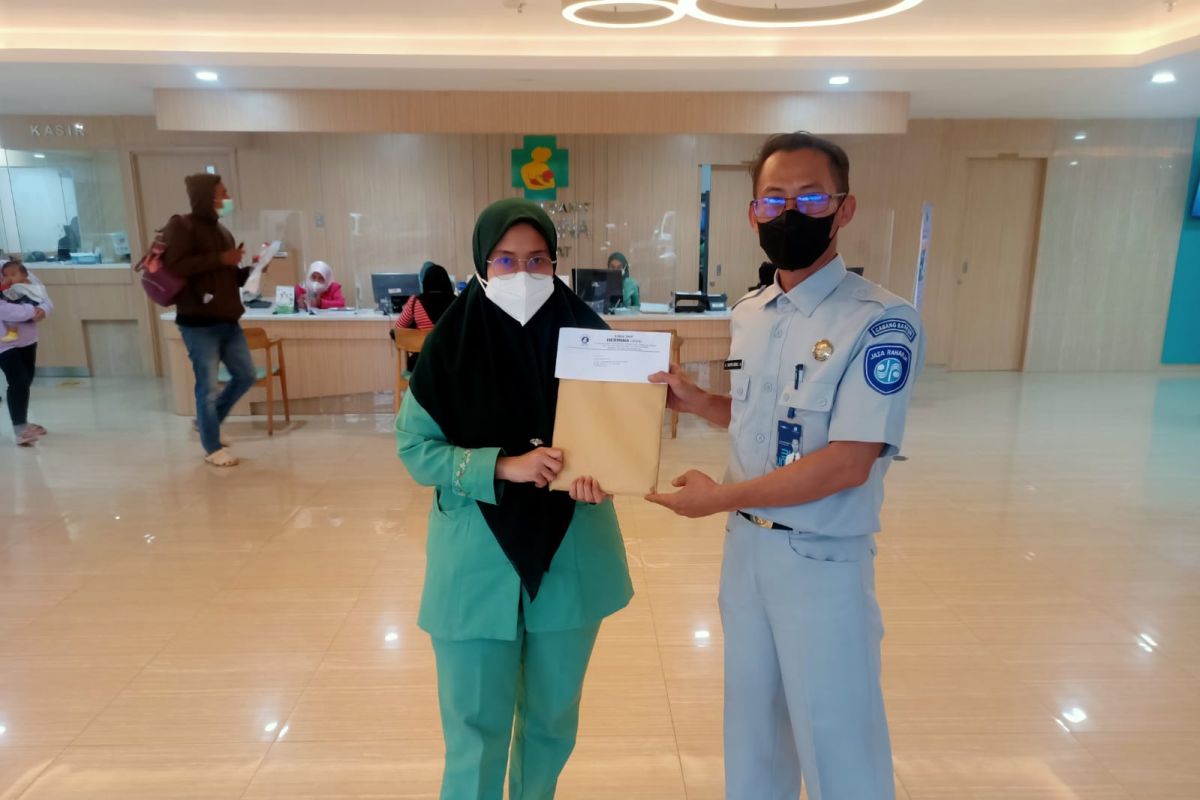 Petugas Jasa Raharja Kunjungi Pasien Lakalantas Rumah Sakit Sari Asih Ciputat