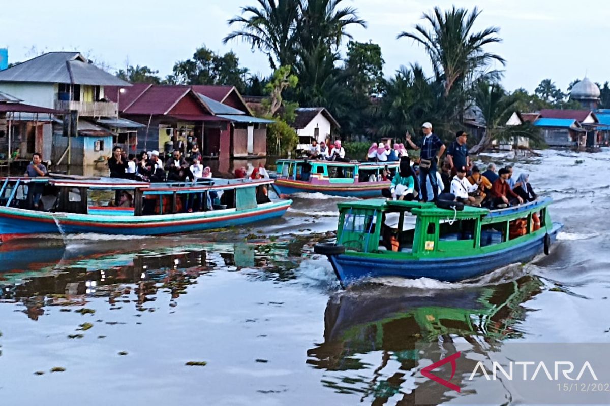 Nikmati wisata sungai dan Pasar Terapung Lok Baintan Kalsel
