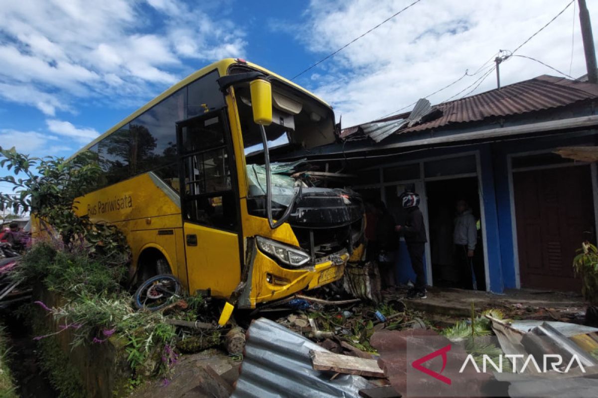 Bus tabrak rumah dan bengkel warga di Jalan Lintas Bukittinggi Padang