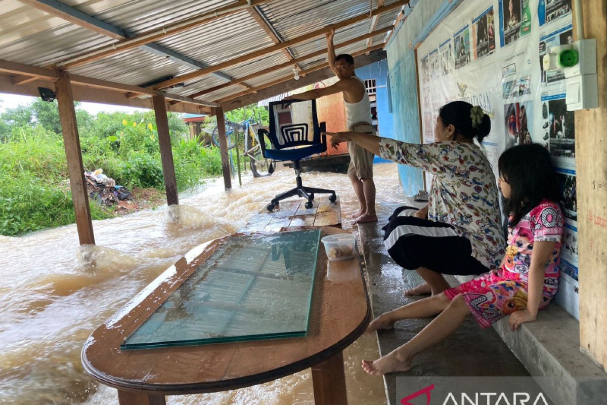 Korban banjir di Natuna butuh bantuan makanan, pakaian, dan alas tidur