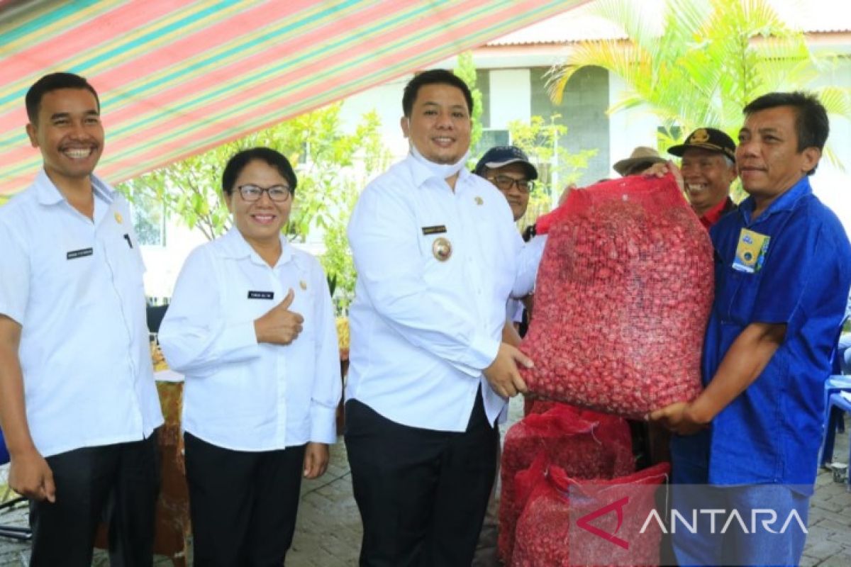 Pemkab Samosir salurkan bantuan alat pertanian kepada para petani