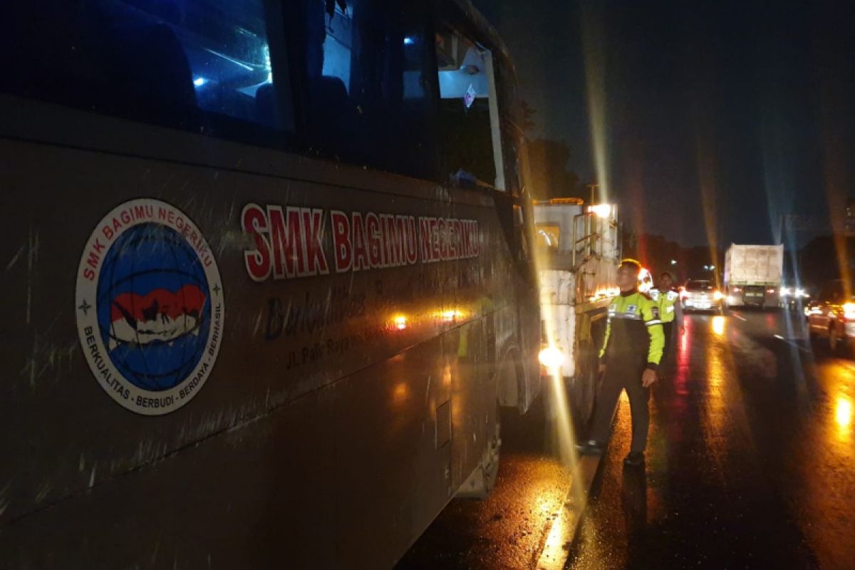 Bus milik SMK di Semarang terguling di tol Gayamsari