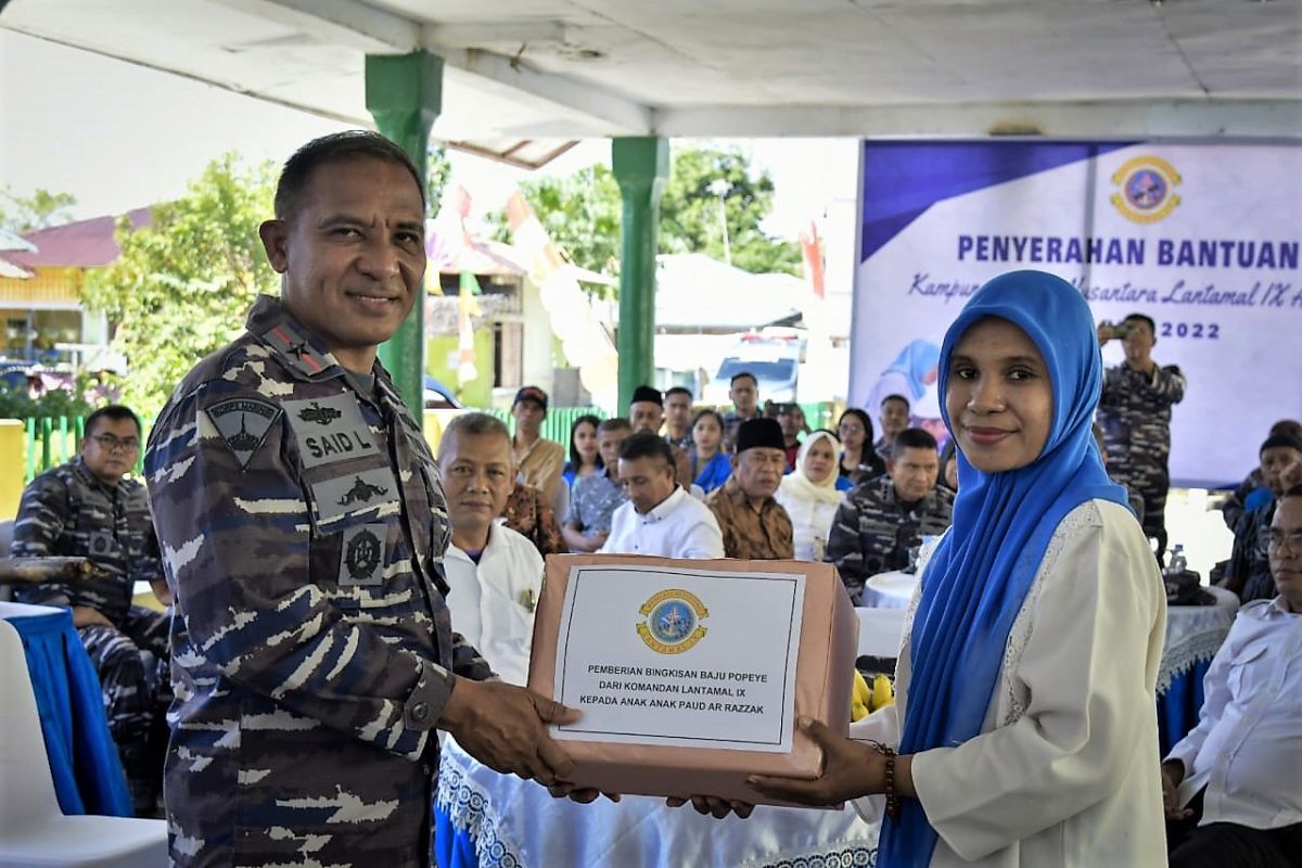 Lantamal IX Ambon beri tali asih warga Kampung Bahari Nusantara