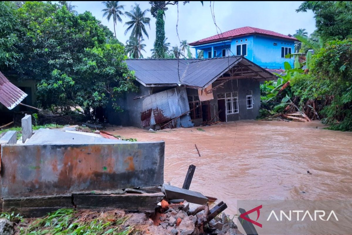 Satu rumah warga di Natuna hanyut diterjang banjir