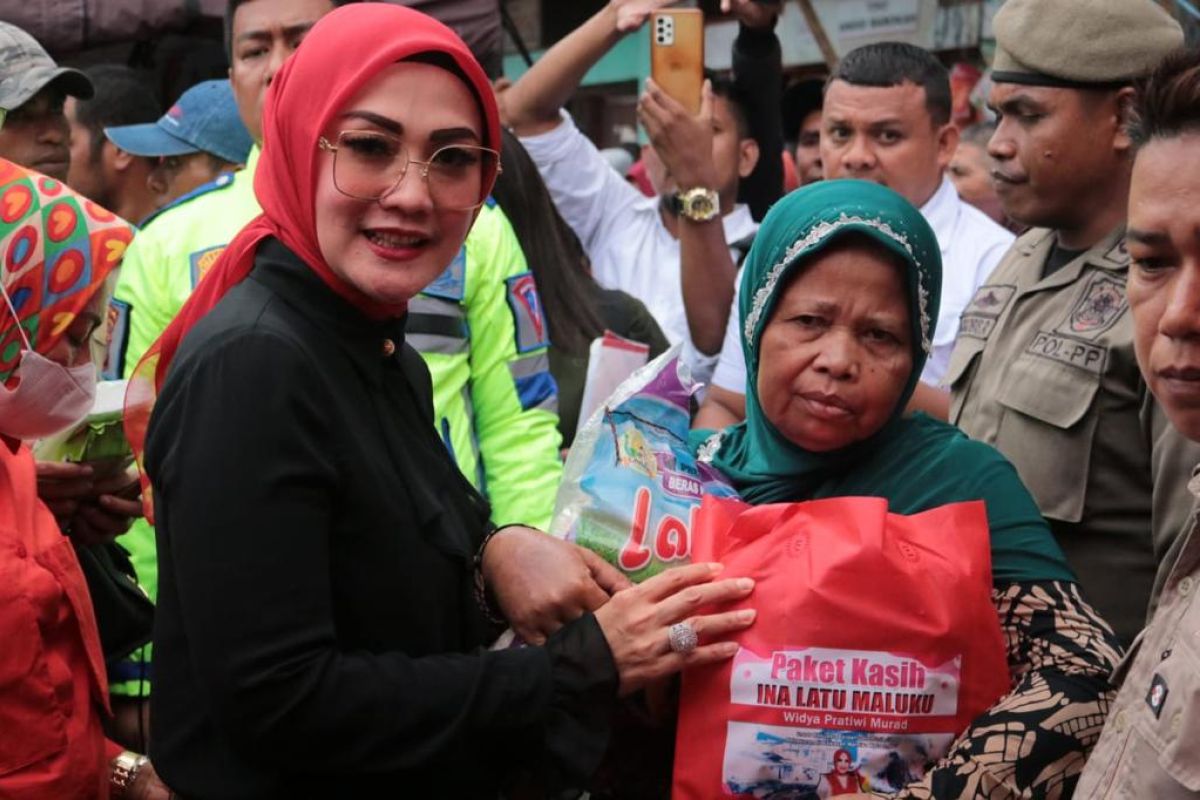 Istri Gubernur Maluku salurkan bantu korban kebakaran Lorong Tahu Ambon