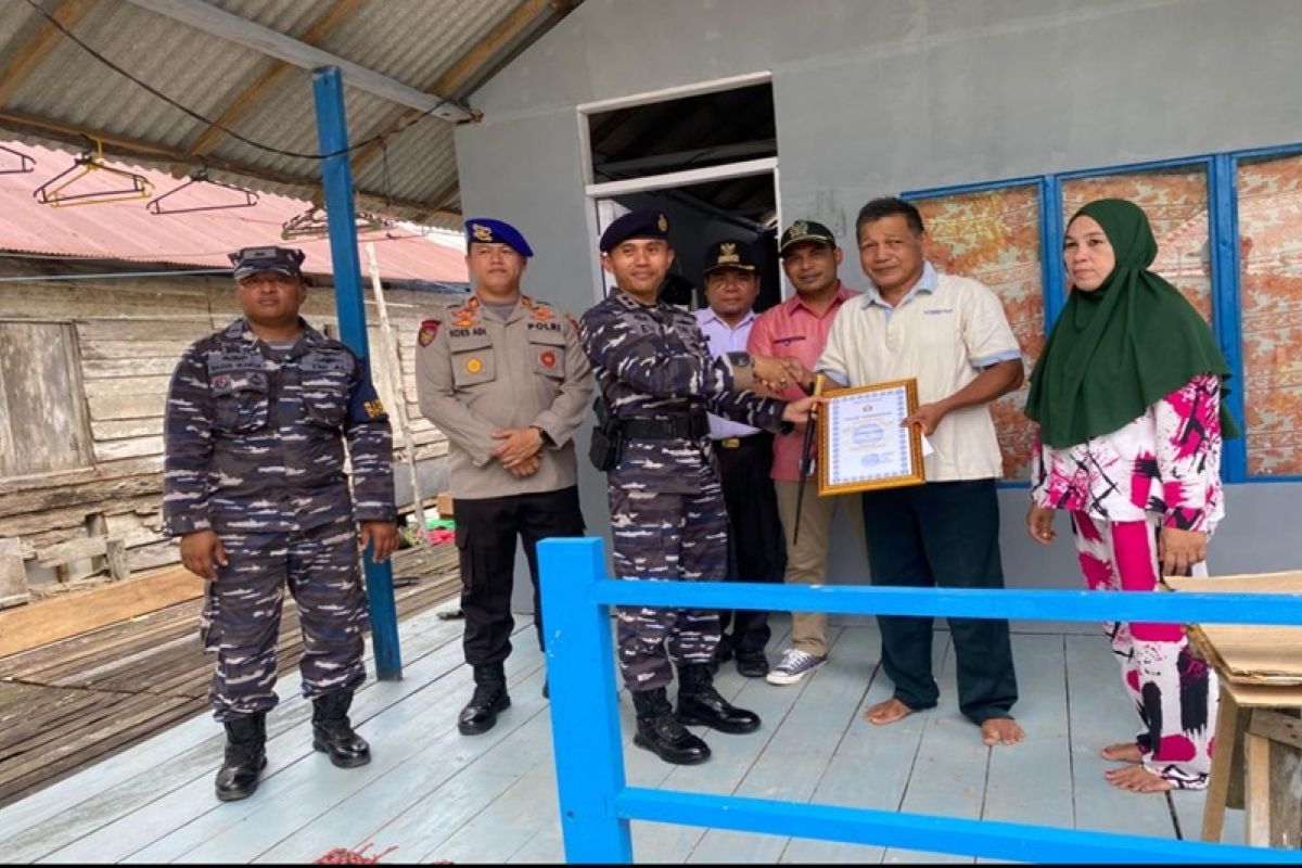 Navy in Kotabaru hold social service for coastal villagers of Sarangtiung