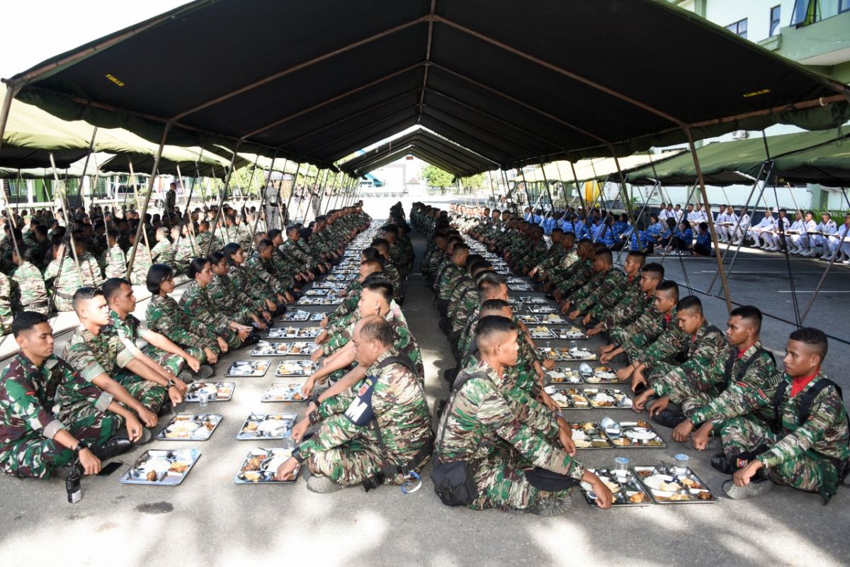 Kodam Pattimura syukuri Hari Juang TNI AD dengan makan nasi ompreng