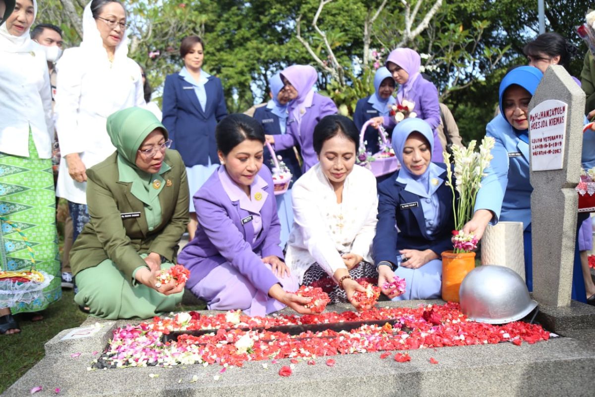 Jelang Hari Ibu, Menteri Bintang ziarah ke makam pahlawan perempuan