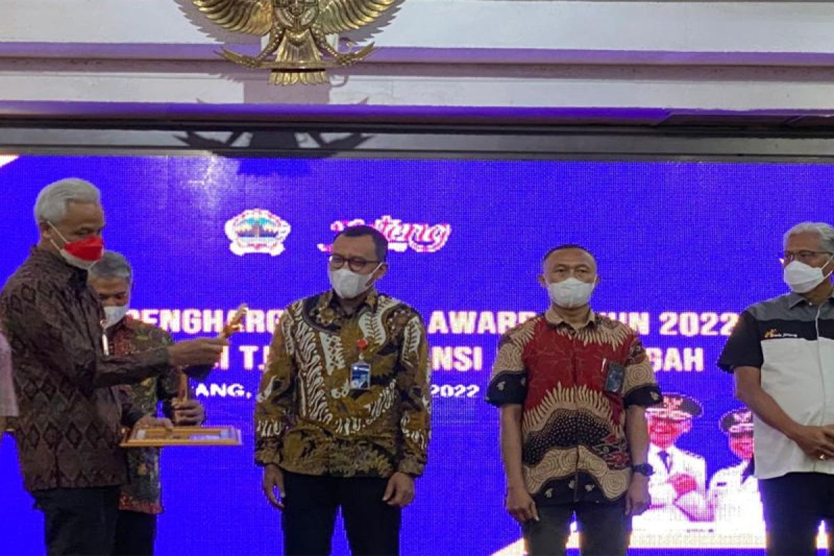 CSR Award 2022, Gubernur Jateng berikan penghargaan BUMN Terbaik ke Pertamina