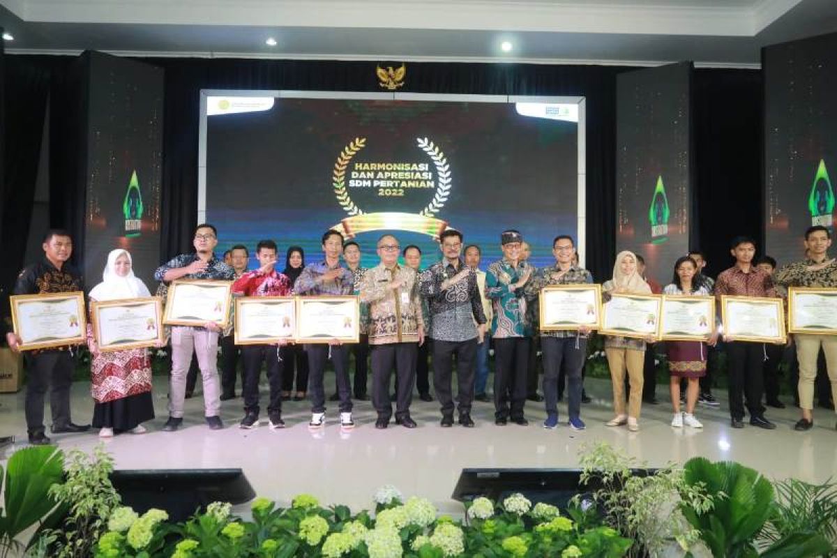 Mentan berikan 33 sertifikat emas ke champion petani milenial, penyuluh pertanian, dan P4S