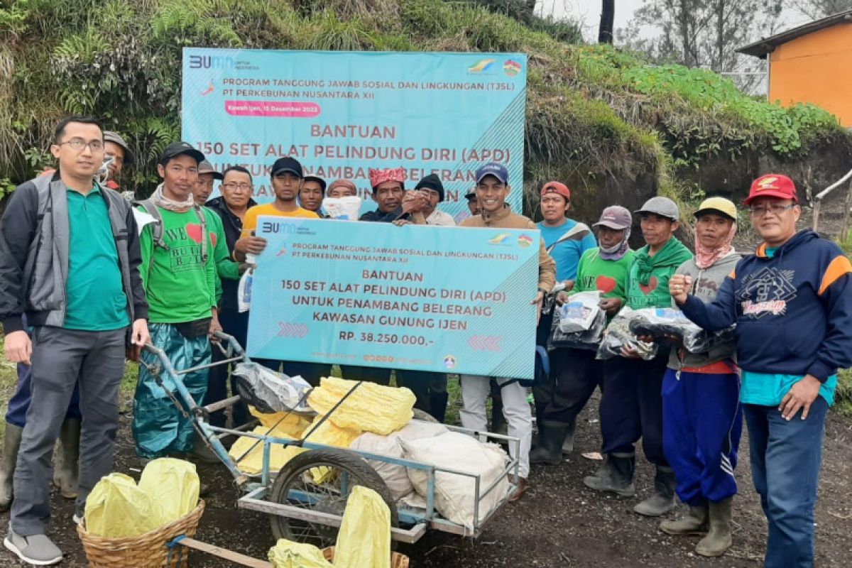 PTPN XII bagikan APD untuk keselamatan penambang belerang Ijen