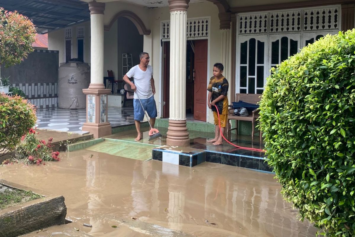 Warga Padang Tiji tinggalkan pengungsian dan mulai bersihkan rumah