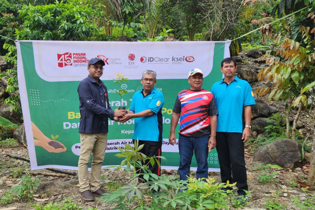 BEI Papua peduli lingkungan hidup serahkan 800 bibit pohon
