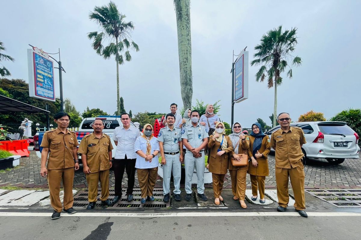 Himbau Masyarakat Taat Pajak, SAMSAT Pandeglang Sebarkan Leaflet Di Area Alun-alun Kabupaten Pandeglang