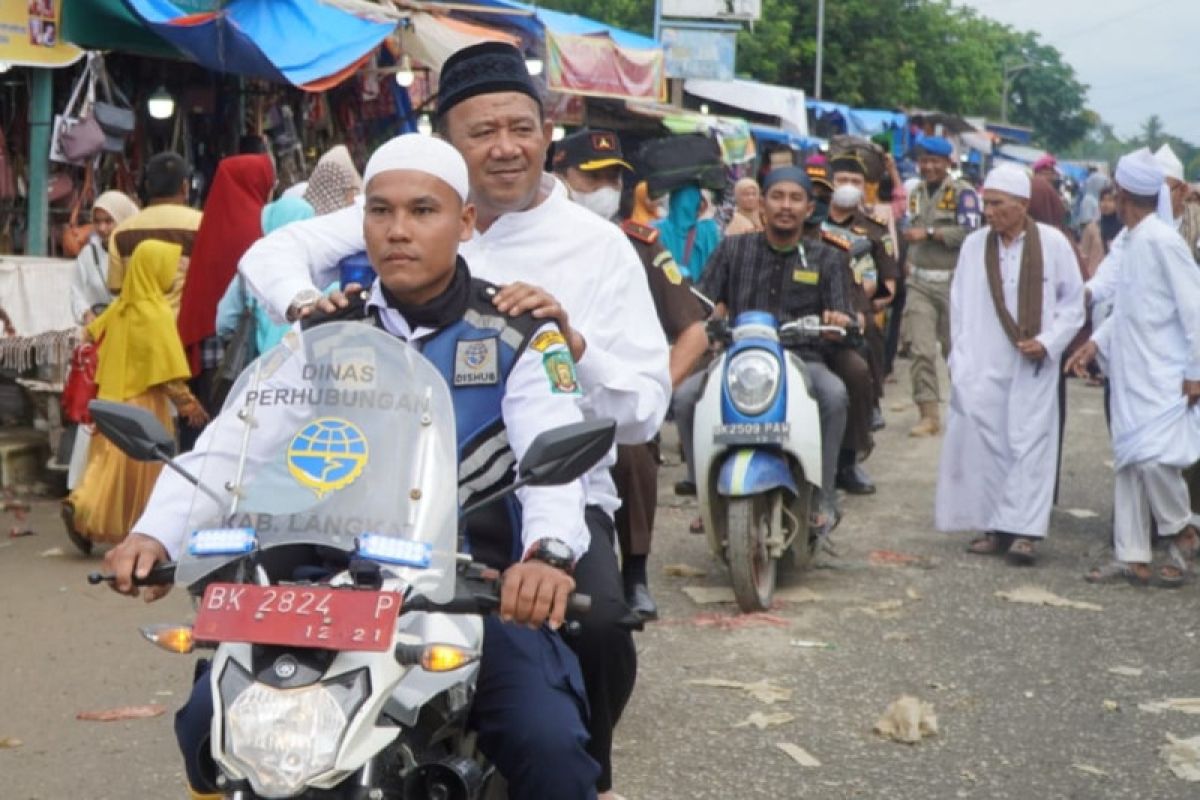 Syah Afandin naiki sepeda motor menuju lokasi Haul ke-99 Tuan Guru Babussalam