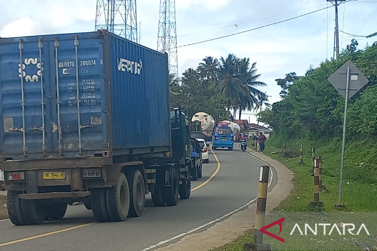 Polres tangani kemacetan lintas Sulawesi akibat truk tergelincir