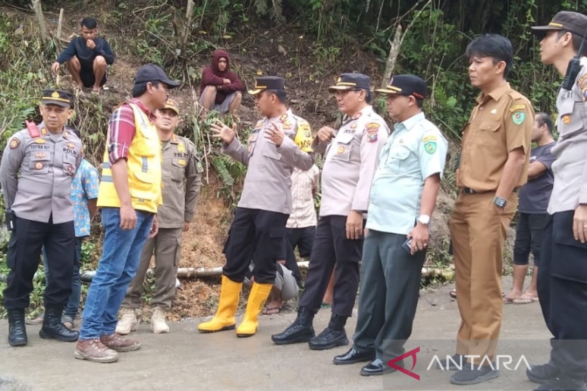 Polres Tapsel: Truk roda 6 ke atas jangan dulu melintasi ruas Jalan Batu Jomba