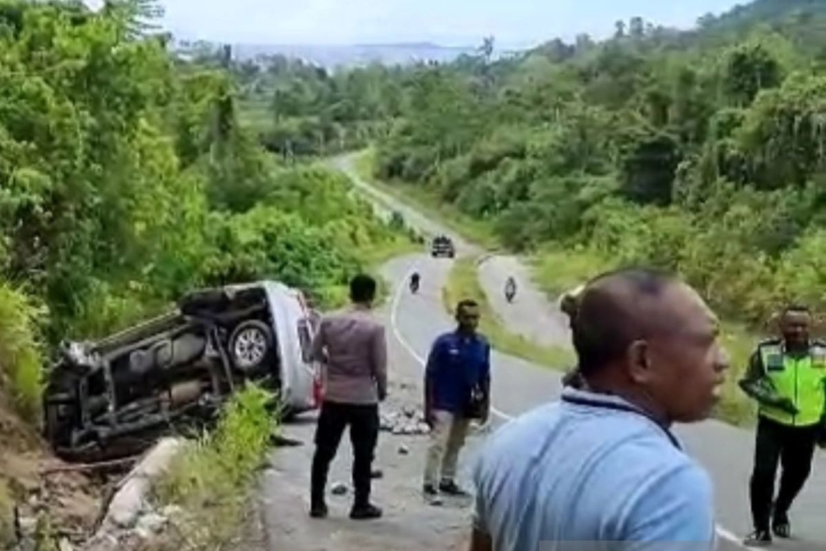 Mobil rombongan kadiskominfo Papua Barat alami kecelakaan