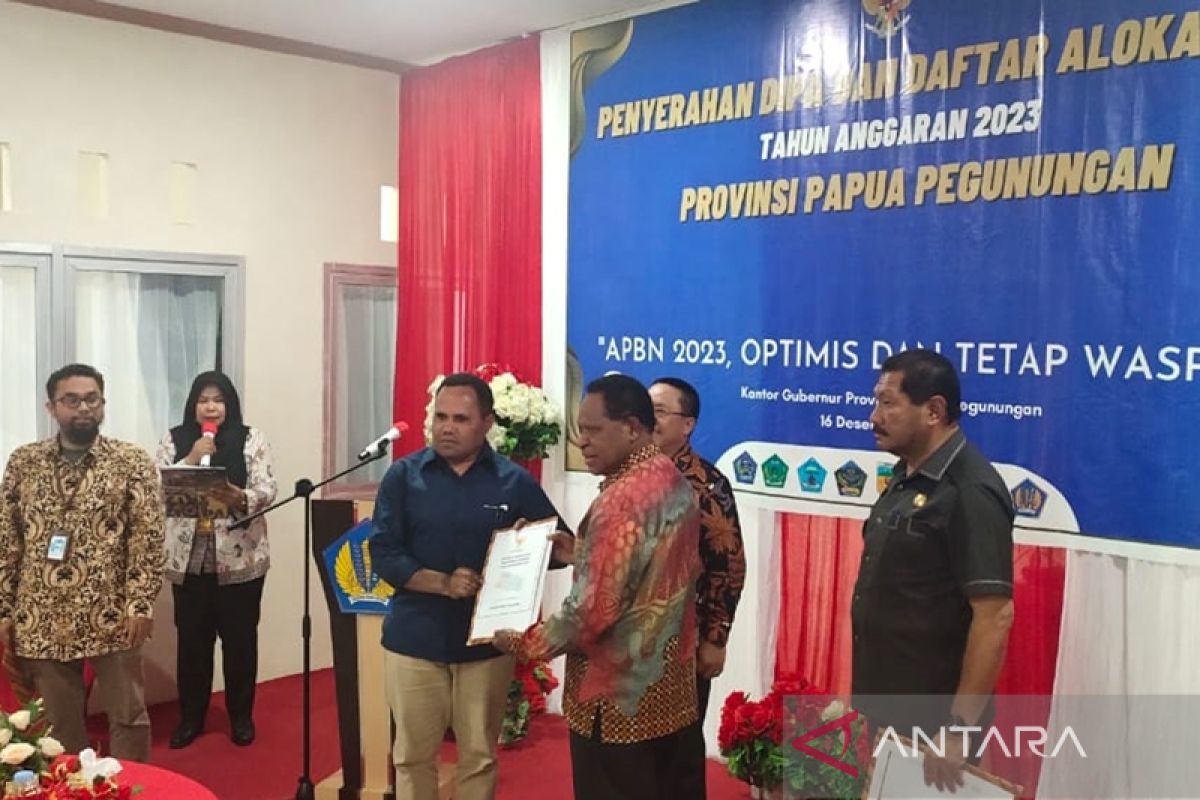 Gubernur Papua Pegunungan serahkan DIPA 8 kabupaten Rp14,54 triliun